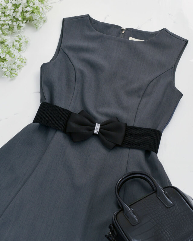 ワンピースに合わせたブラックリボンベルトのスタイリング例、モノトーンでまとめたシックな装い