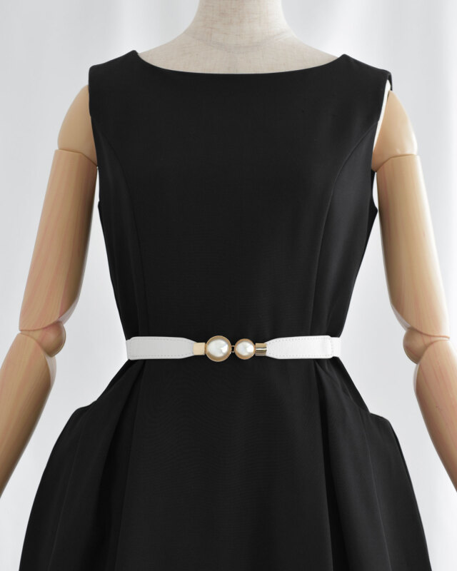 ホワイトベルトとパールバックルの清楚な組み合わせ　きれいめコーデの仕上げに