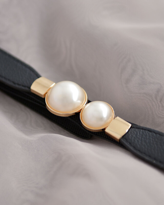 落ち着いたブラックベルトに映えるパールバックル　フォーマルにもカジュアルにも対応