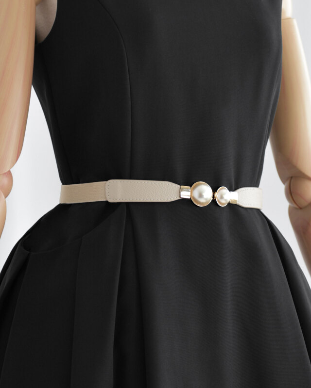 華やかさを添えるパールバックル付きベルト　高見えするアクセント小物