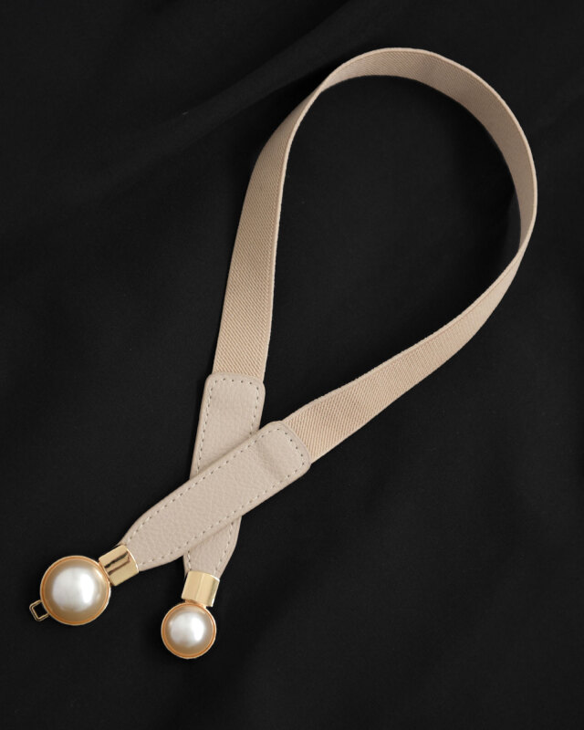 ベージュベルトの柔らかい印象とパールバックルの華やかさで上品に