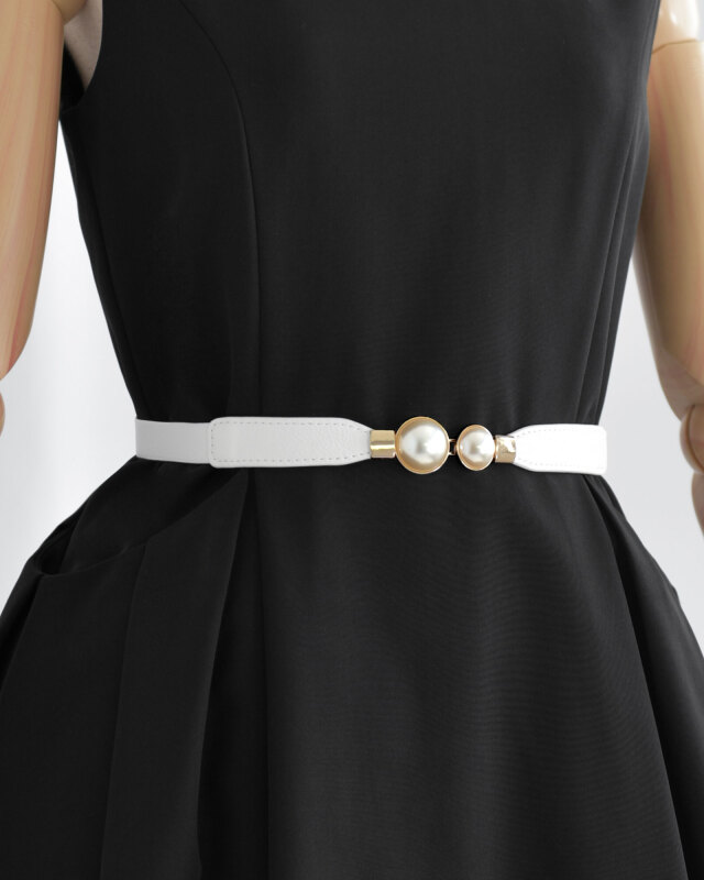 パールバックルが引き立つ上品デザインのベルト　さりげなく華やぎを添える