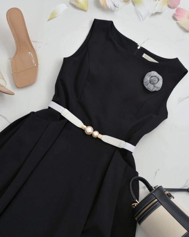 フォーマルにも映えるホワイトのパールベルトを黒ワンピースに合わせたコーディネート例。レジーナ【神戸ワンピース専門店】