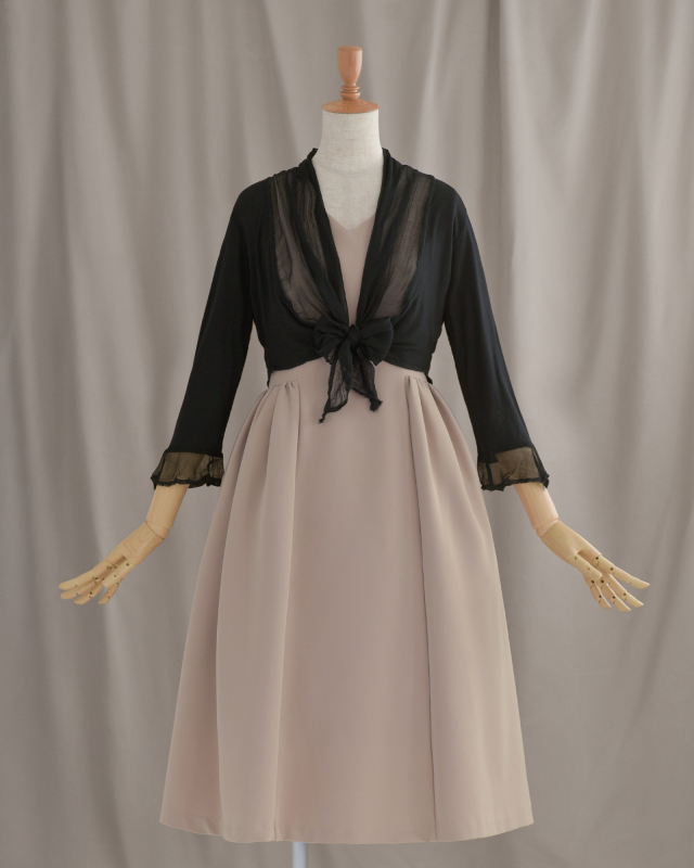 ブラックカラーのシアーボレロ、フォーマルシーンに映える大人の羽織り