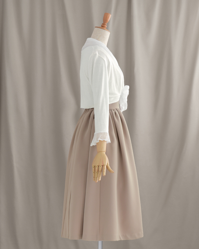 シアーボレロを横から見たシルエット、脚長効果を高める短め丈のデザイン