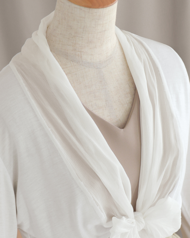 ホワイトシアーボレロの襟元デザイン、柔らかな透け感が上品な雰囲気