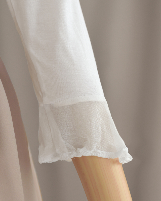 シアーボレロの袖口フレアデザイン、フェミニンで軽やかなアクセント