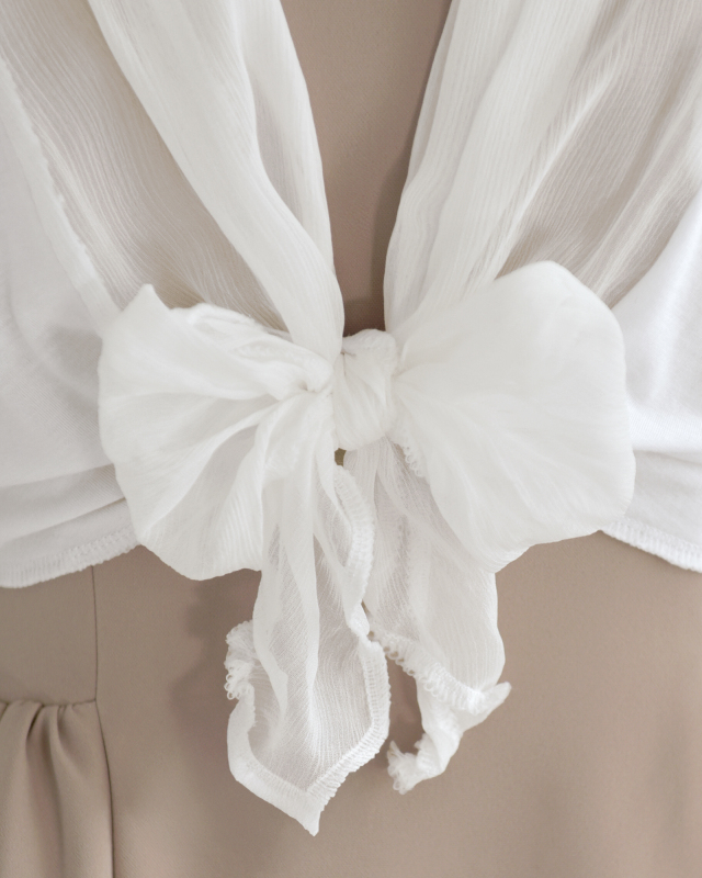 シアーボレロの前結びリボンデザイン、女性らしいディテールが映える羽織り
