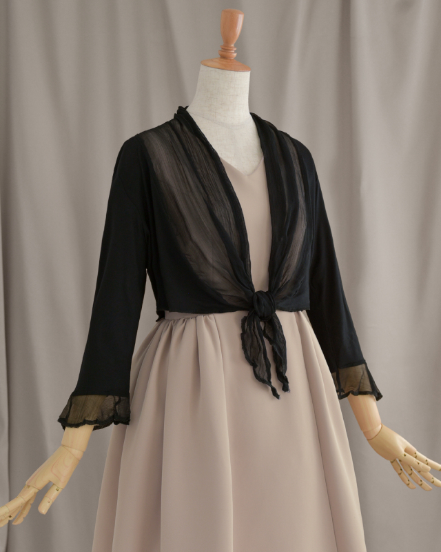 ブラックのシアーボレロをななめから見たデザイン、透け感と引き締め効果で大人の装い