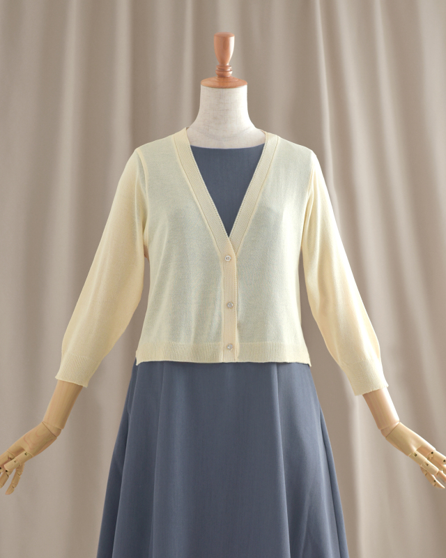 柔らかな印象を与えるイエローカーディガン。季節のコーデを明るく彩る。
