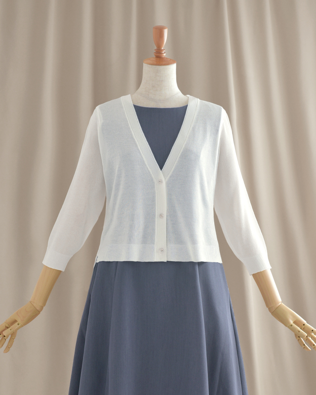 ホワイトカラーの上品カーディガン。爽やかで清潔感ある着こなしに最適。