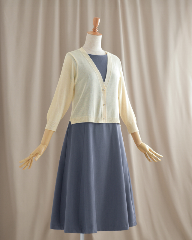 アイボリーのUVカットカーディガン。柔らかな色合いで優しい印象に。