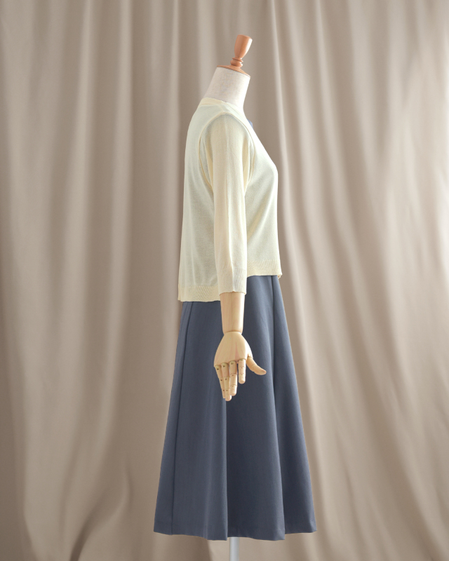 アイボリーカーディガンのサイドデザイン。シンプルながら大人の上品さを表現。