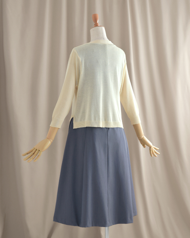 カーディガンの後ろ姿 デイリーからオフィスまで活躍するシンプルデザイン。