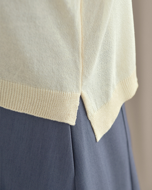 コンパクトな丈感でバランス良く仕上げたカーディガンの裾デザイン。