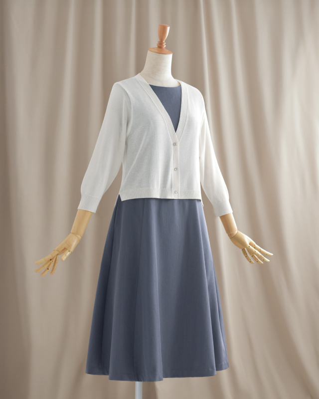 ホワイトのUVカットカーディガン。清潔感のある大人女性に似合うカラー。