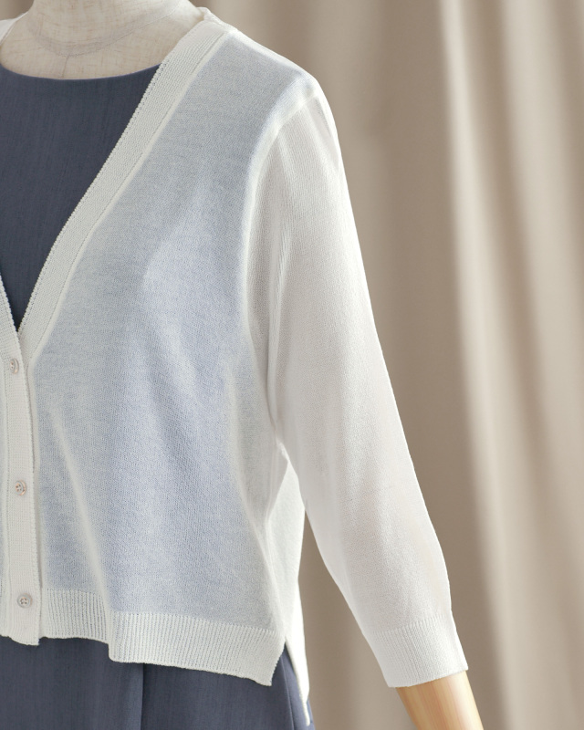 軽やかな編地が映えるカーディガンの袖アップ。涼しげで品のある着こなしを叶える一枚。