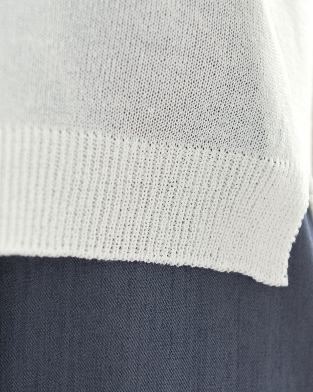 上質な素材感が伝わるカーディガンの編地アップ。肌触りの良さと高級感を演出。