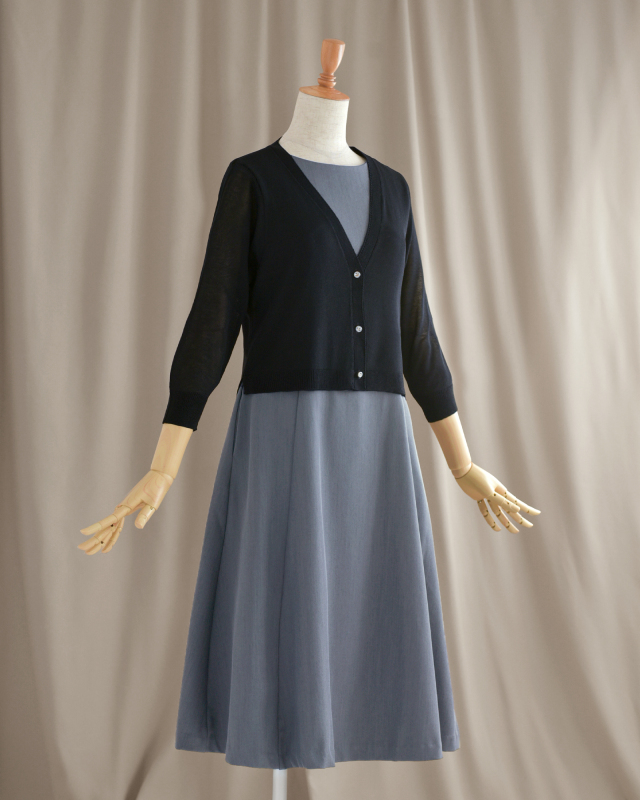 ブラックのUVカットカーディガン。きちんと感があり大人コーデに万能。