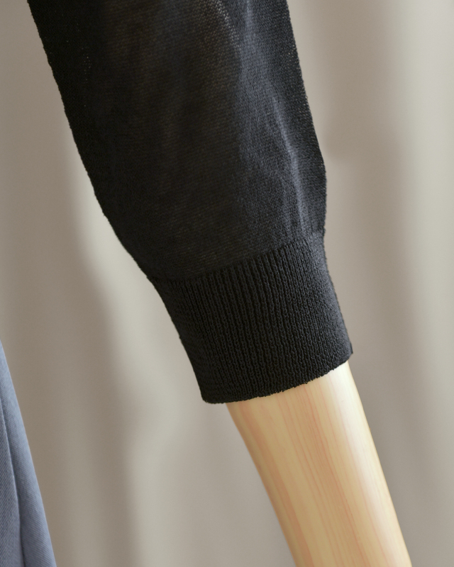 袖口リブが上品に締まるカーディガンの袖デザイン。日常からお出かけまで活躍。