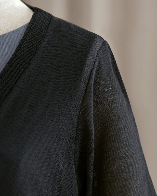 カーディガンの肩ライン デコルテを美しく見せるシンプルシルエット