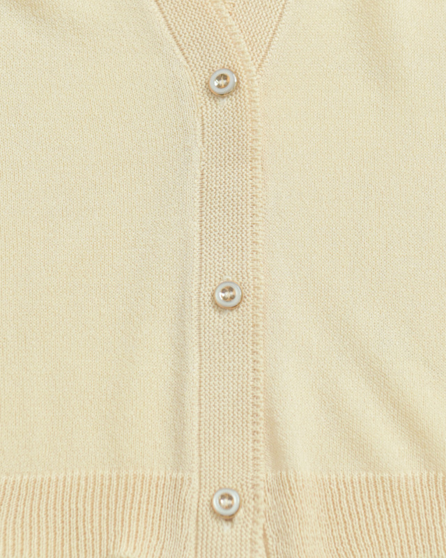 フロントボタン部分のディテール 大人可愛いシンプルカーディガン