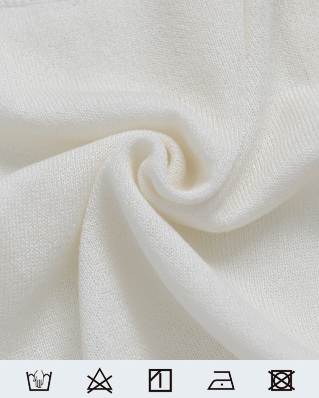 ホワイトカーディガンの生地アップ 清楚で爽やかな印象を与える素材感