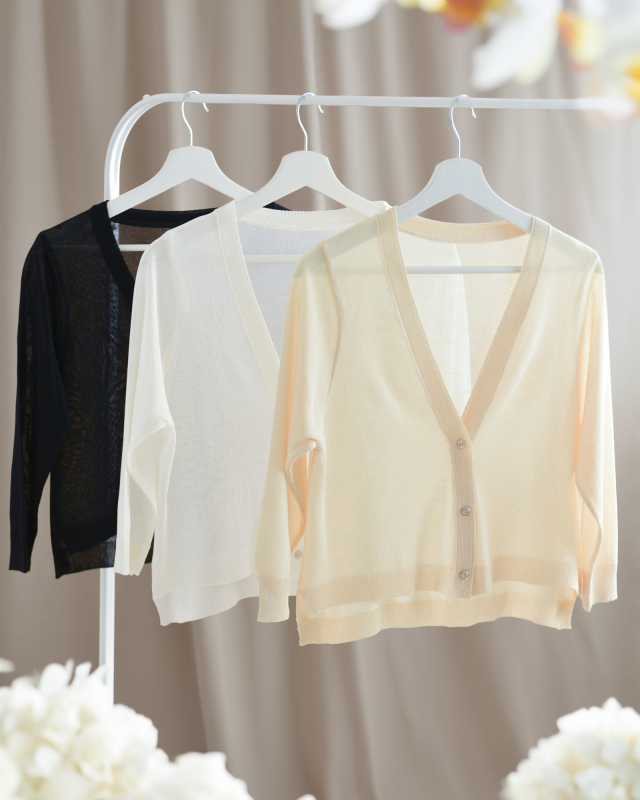 カラーバリエーションが揃ったUVカットカーディガン。アイボリー・ホワイト・ブラックの3色展開。