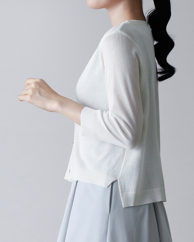 サイドから見たUVカットカーディガン。シアー感のある軽い素材が涼しげ。レジーナ【神戸ワンピース専門店】