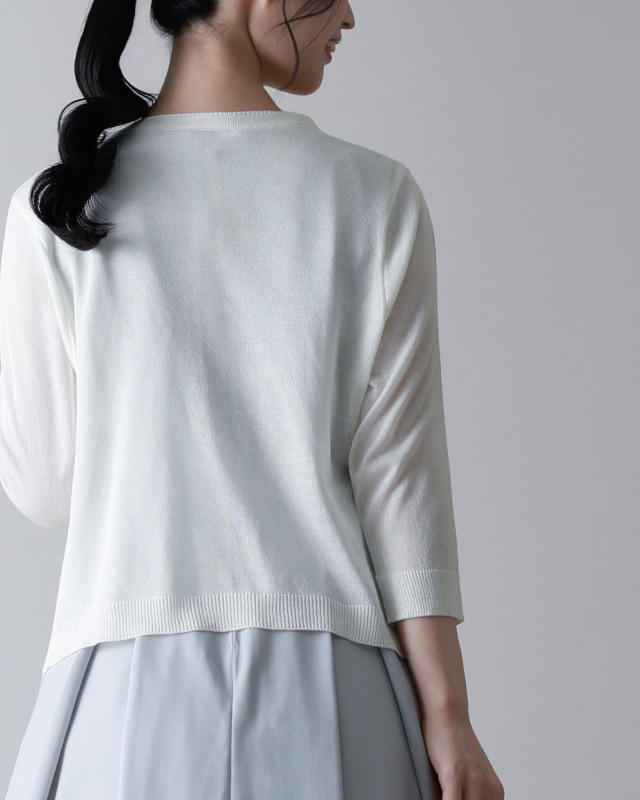 バックスタイルのホワイトカーディガン。程よい透け感が女性らしい上品さを演出。レジーナ【神戸ワンピース専門店】