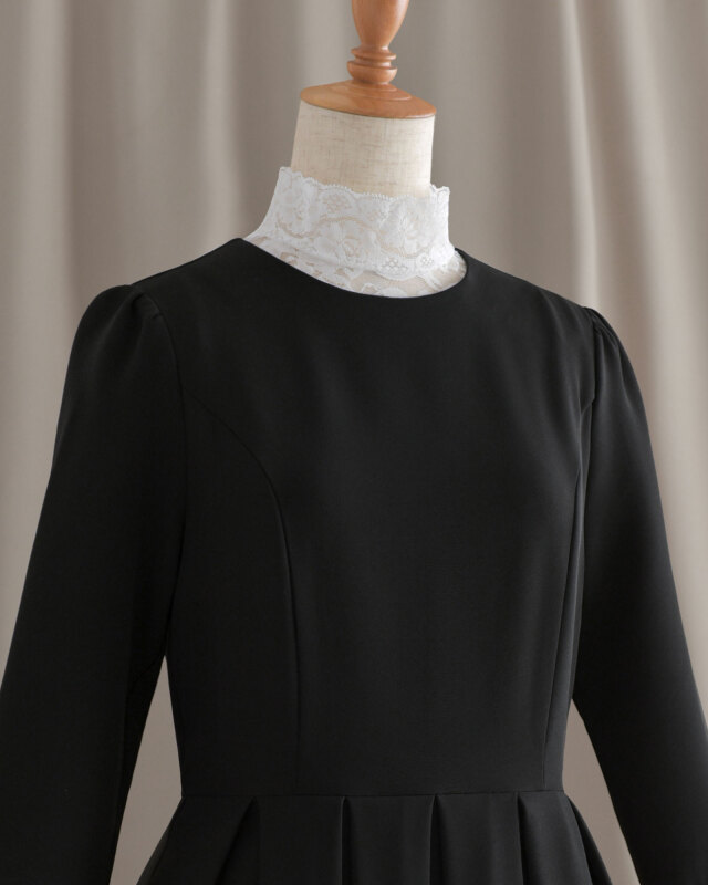 レースインナーを重ねて華やかさをプラスするスタイリング提案