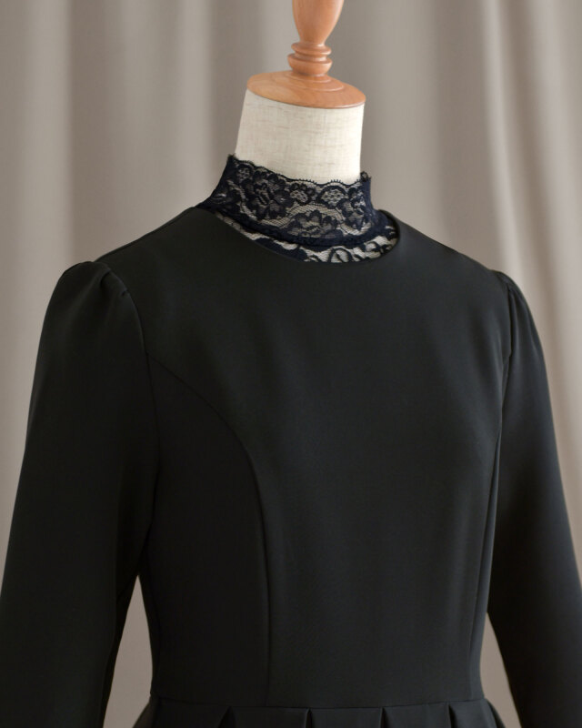 ブラックレースのインナーでシックに着こなせるワンピース