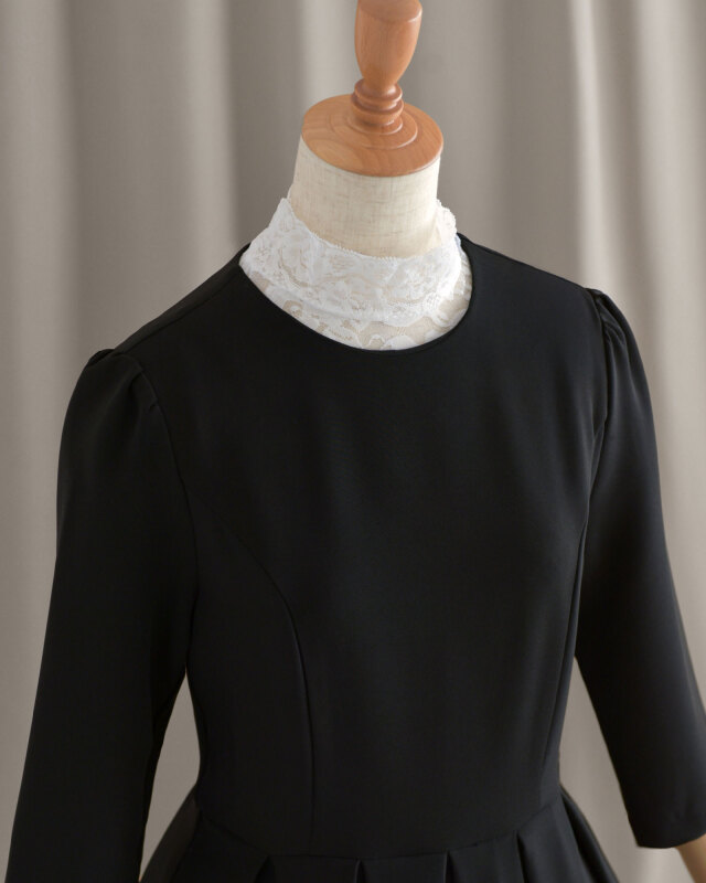 首元のレースインナーで上品さと女性らしさを兼ね備えたデザイン