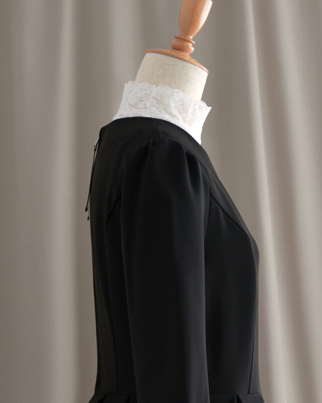 ボタンとレース使いが映える上品なデザインで大人女性を引き立てるディテールです