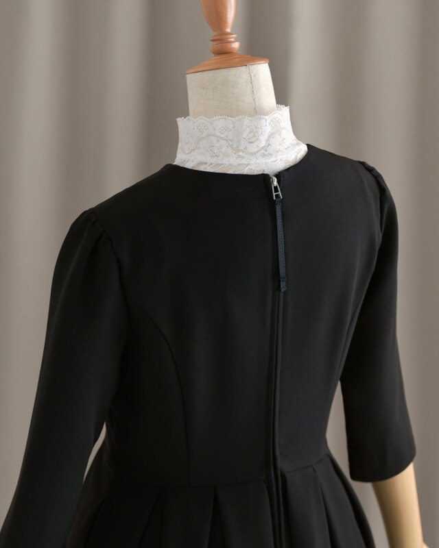 後ろファスナー仕様で着脱がしやすいワンピースの後ろ姿