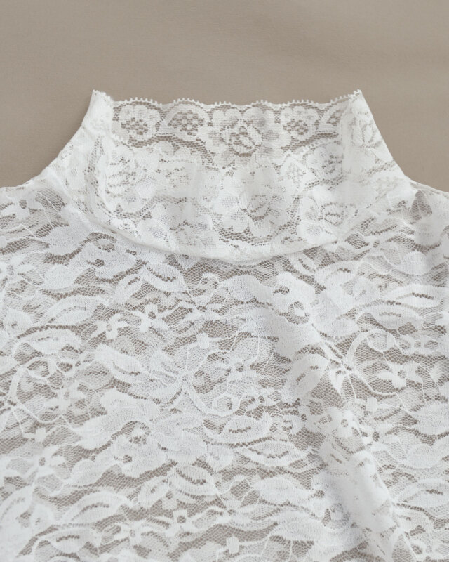 白レース素材の上品なハイネックトップス、清楚な大人女性におすすめ