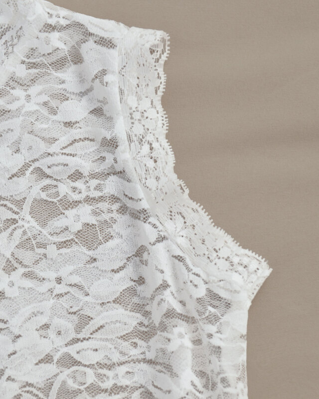 白レースブラウスの袖ディテール、透け感が魅力の上品デザイン