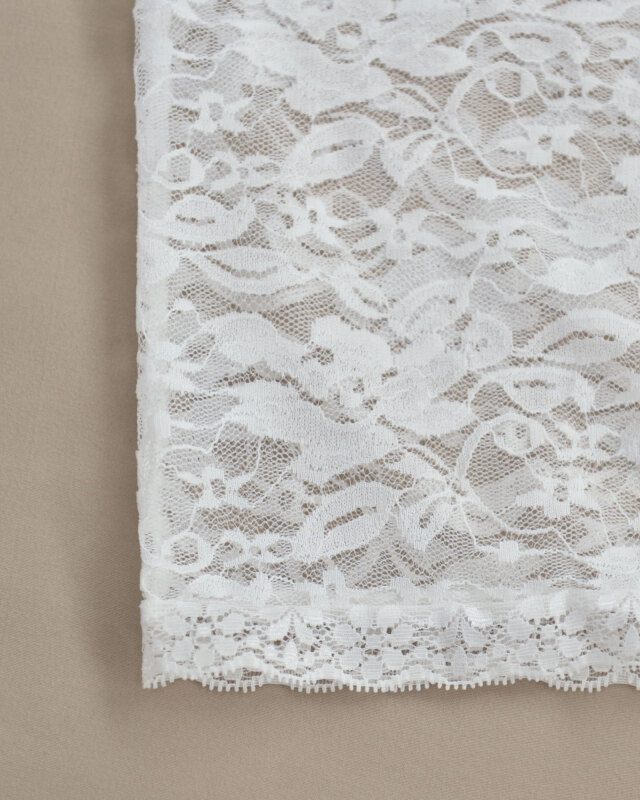 黒レースブラウスの裾ディテール、繊細な柄が美しい大人のアイテム