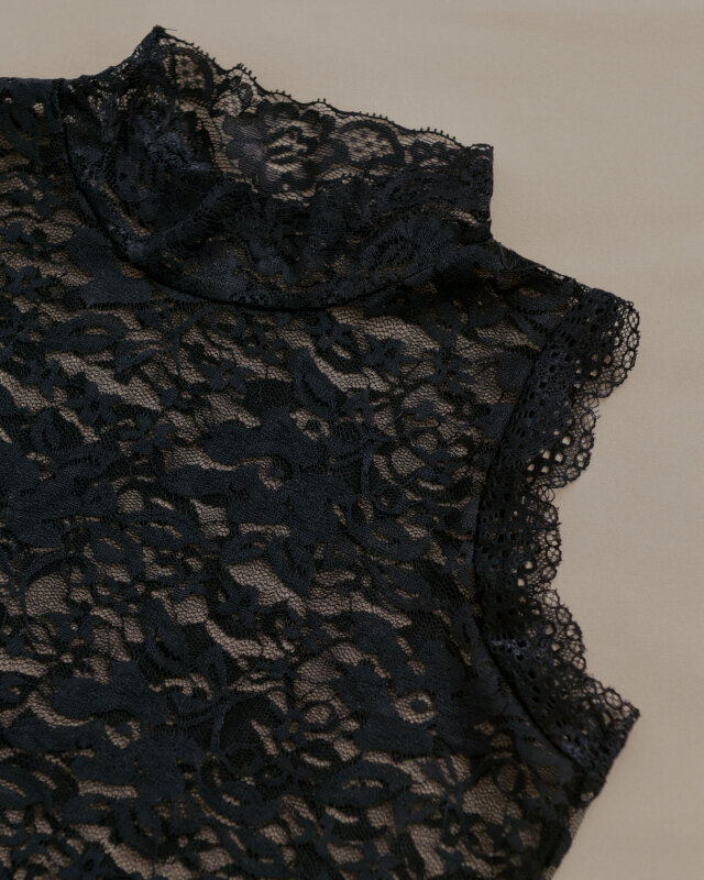 黒レース素材の繊細なハイネックデザイン、上品な印象を与えるブラウス