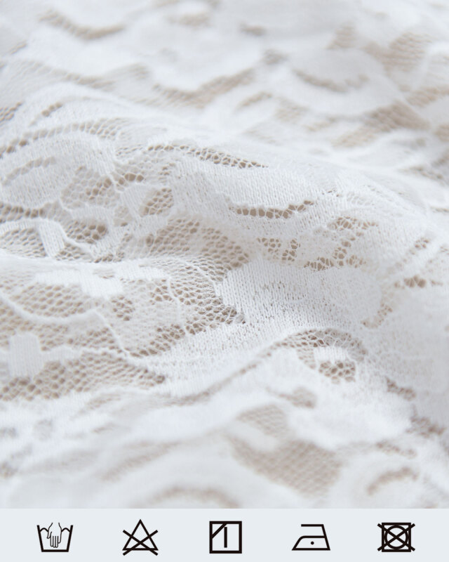 ホワイトレース生地の質感を示すディテール