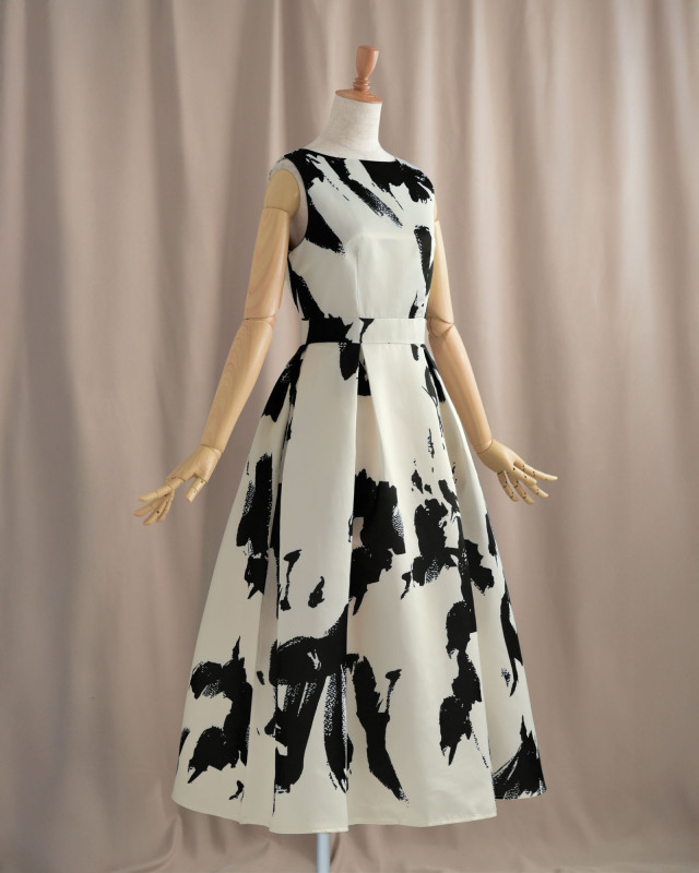 抽象的なブラックプリントが美しく映える後ろ姿。立体感のあるシルエットで大人の品を感じさせます。