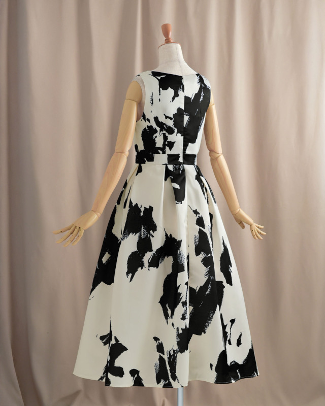 サイドシルエットもエレガント。程よいハリ感のある生地でシワになりにくく上品な印象に。