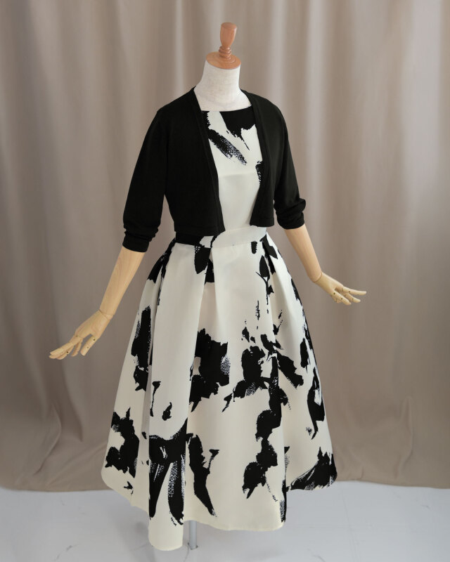 ノースリーブデザインで腕周りをすっきり見せる。上品なカッティングで女性らしさを演出。