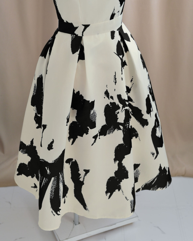 両サイドに便利なポケット付き。実用性とデザイン性を両立したワンピースです。