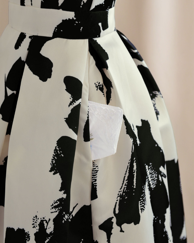 背面ファスナー仕様で着脱もスムーズ。後ろ姿まで美しく見せるデザインです。