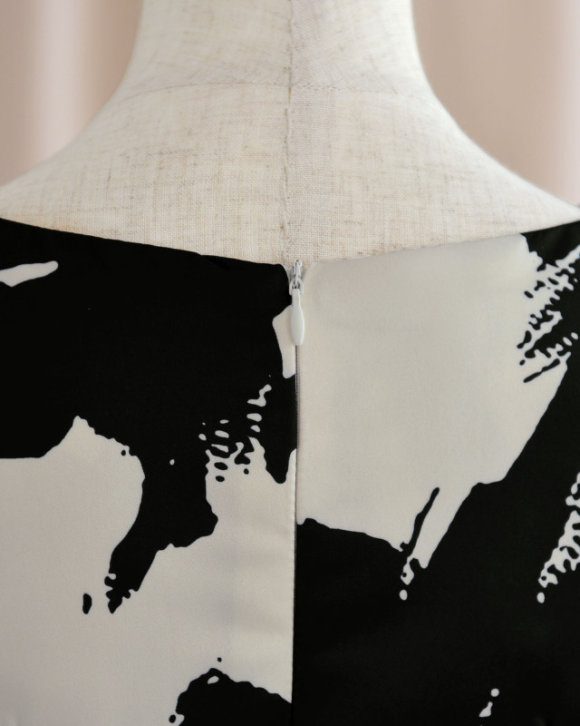 ブラックのカーディガンを合わせた上品なコーディネート例。フォーマルシーンにもおすすめ。