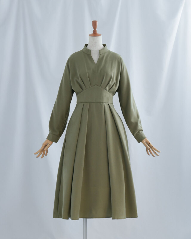 カーキとネイビーの2色展開、きれいめフレアワンピース比較