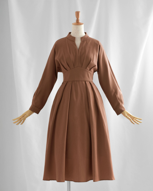 ブラウンとカーキの2色展開。季節感のある落ち着いたカラーが大人の女性に似合うワンピースです。