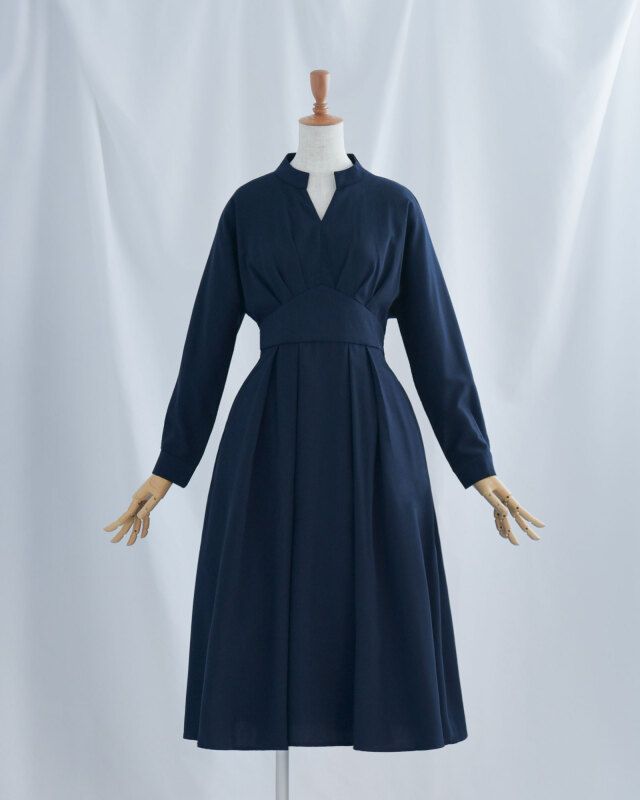 ハンガーに掛けたカーキとネイビーの長袖ワンピース色見本