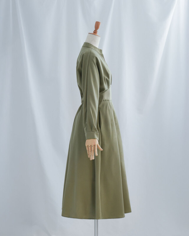 胸元タックとウエスト切替で細見えするフレアワンピース